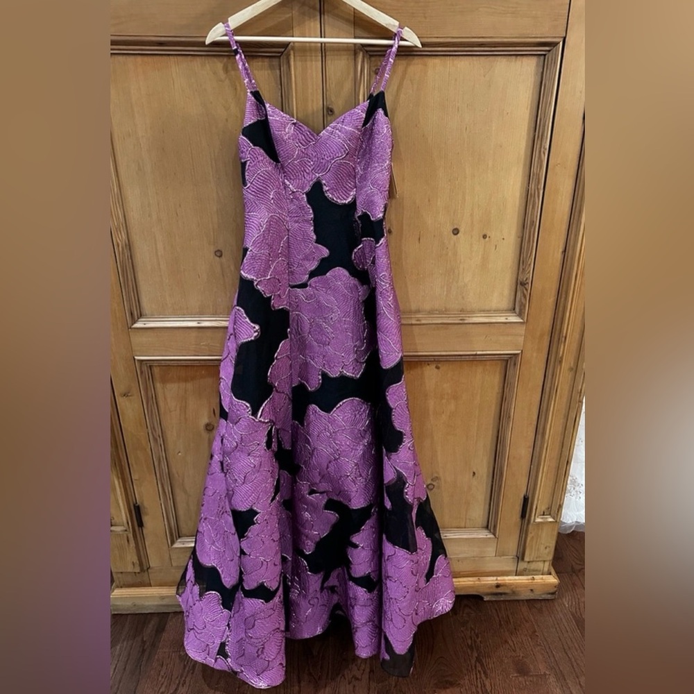 Monique Lhuillier Mariele Gown - Picture 4 of 10